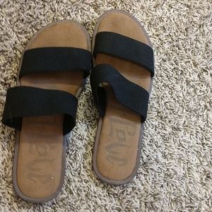Flat sandals